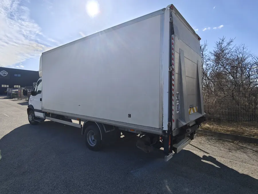 Kato Transporti tagaluugiga veok